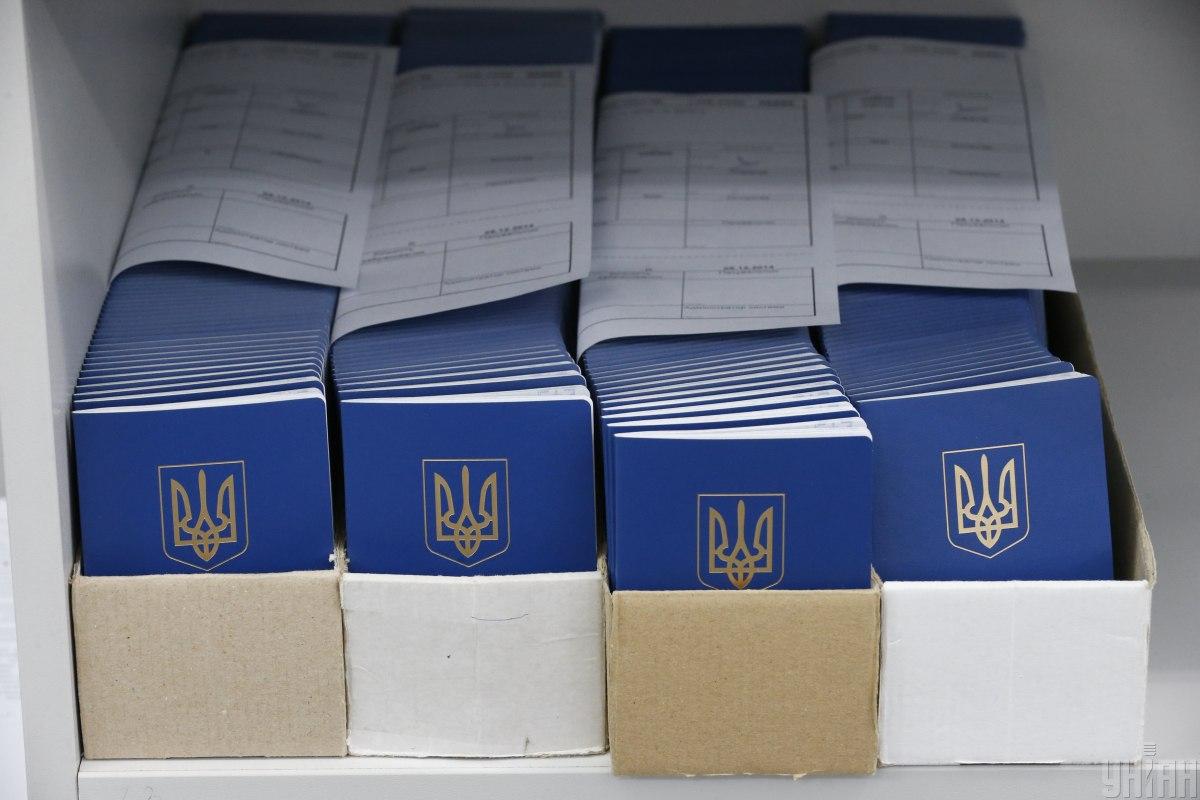 Загранпаспорт будут хранить только месяц \ фото УНИАН