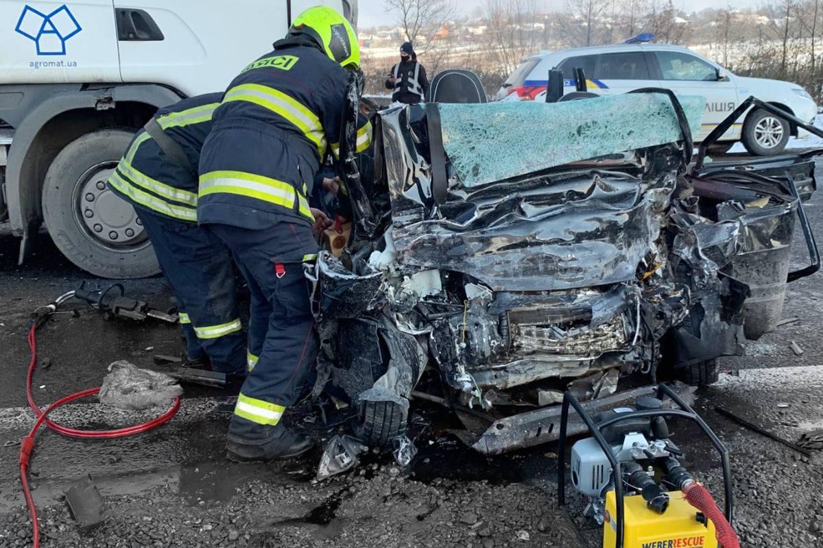 Вантажівка розчавила легковик, який виїхав на зустрічну смугу / фото ДСНС Вантажівка розчавила легковик, який виїхав на зустрічну смугу / фото ДСНС