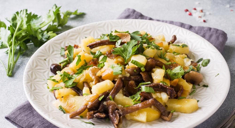 Жареная картошка с грибами и луком | Пошаговый рецепт с фото