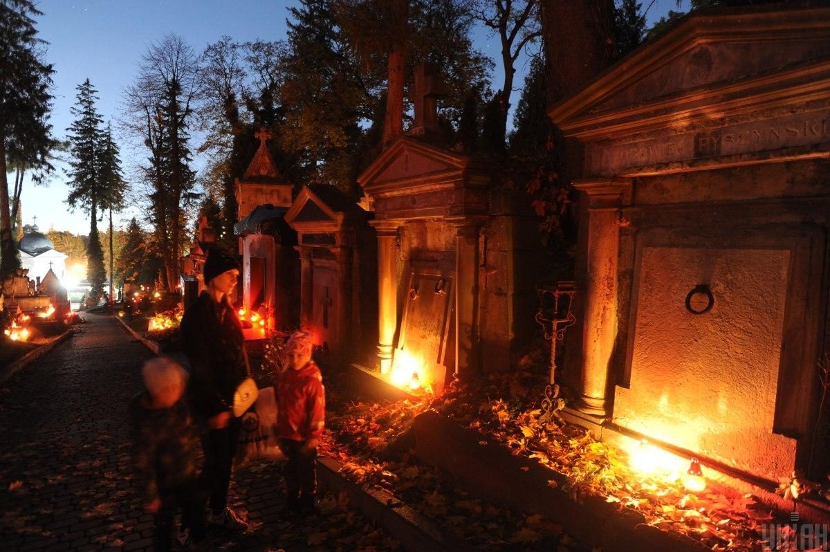 Фото День всех святых на Лычаковском кладбище во Львове 02 ноября 2020