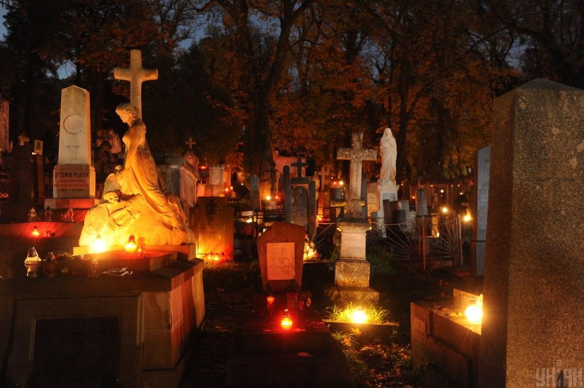 Фото День всех святых на Лычаковском кладбище во Львове 02 ноября 2020