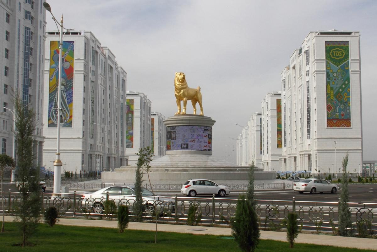 Фото Позолоченный памятник алабаю 13 ноября 2020
