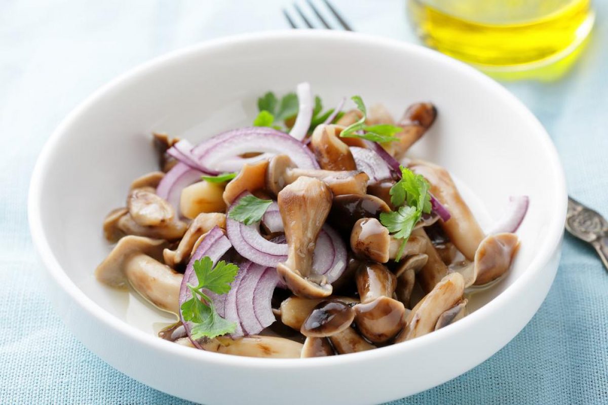 Грибной салат с маринованными шампиньонами – пошаговый рецепт приготовления с фото