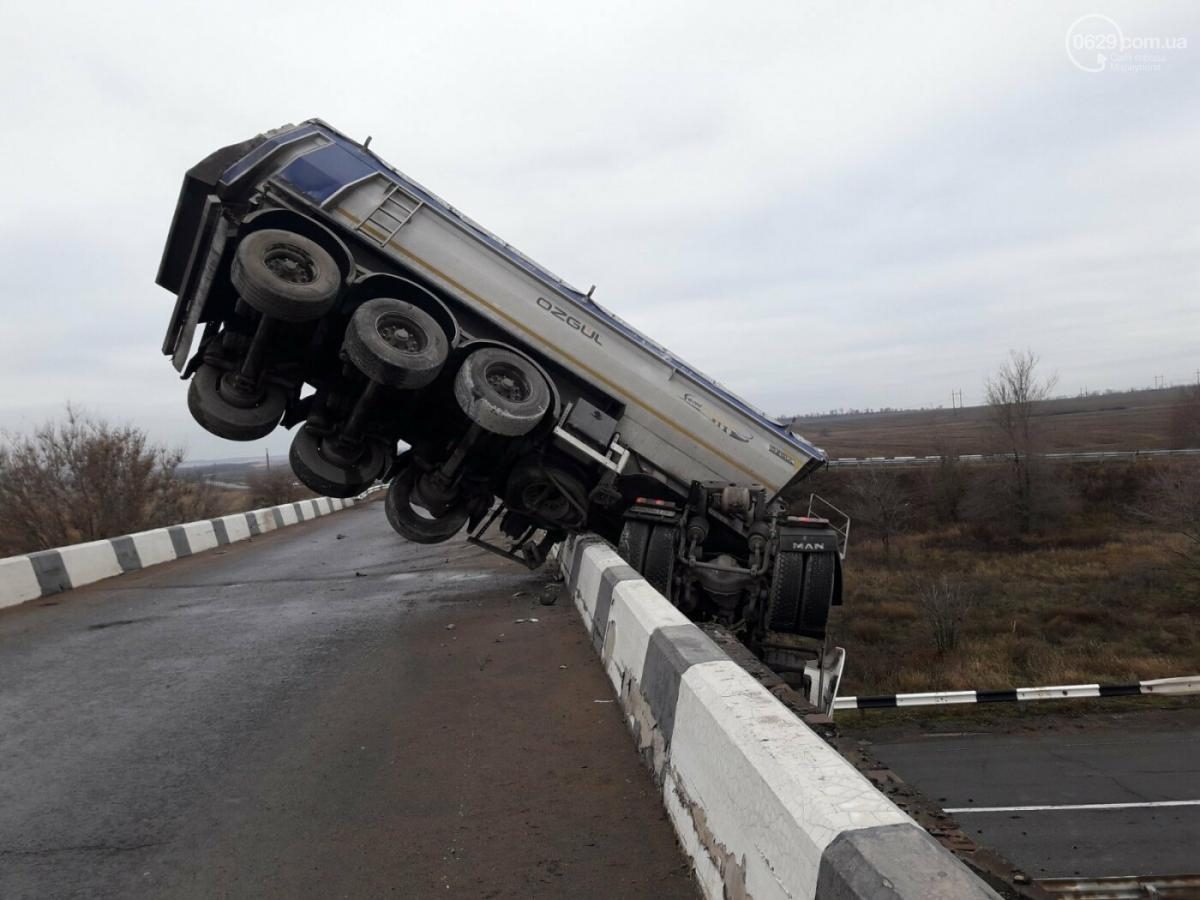 Новости Мариуполя - фура слетела с моста и зависла над трассой: видео —  УНИАН