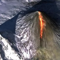 Извергается самый высокий активный вулкан Евразии, пепел поднялся на 6 километров