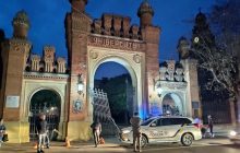 В Черновцах автомобиль протаранил ворота и стену университета имени Федьковича (фото, видео)