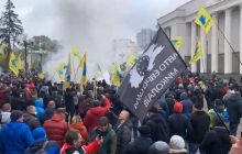 "Евробляхеры" встретили депутатов под Радой дымовыми шашками и дудками (видео)