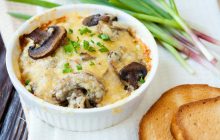 Жульен с грибами и курицей: сытные рецепты аппетитного блюда