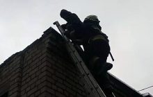 У Дніпрі 12-річний хлопчик застряг на даху трансформаторної будки (фото, відео)