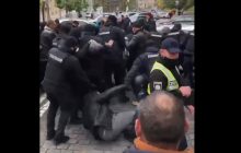 Під Радою між "євробляхерами" і поліцією сталися сутички (відео)