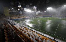 Поле перетворилося на басейн: страшна злива ледь не зірвала матч Ліги Європи (відео)