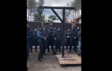 Активісти приїхали до дому глави КСУ Тупицького і привезли шибеницю (фото, відео)
