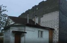 У Росії розпиляли будинок багатодітного батька, щоб прилаштувати до нього офісний центр
