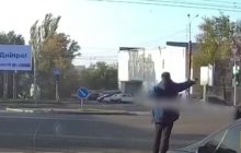 У Дніпрі чоловік обстріляв автомобіль, який не пропустив його на "зебрі" (відео)