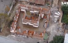 Журналісти показали, як киян позбавляють історичної пам’ятки: під приводом "реставрації" будинку Артинова звели новобудову (відео)