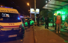 В Одесі авто влетіло в зупинку громадського транспорту: є постраждалі (фото)
