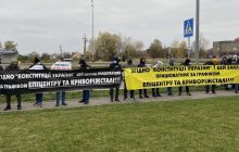 Предприниматели перекрыли трассу в Ривненской области: требуют отменить карантин выходного дня (видео)