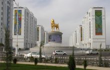 Президент Туркменістану відкрив величезний позолочений пам’ятник алабаю (фото)