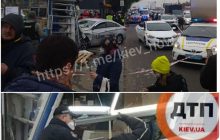 У Києві таксі вилетіло на зупинку та в'їхало у МАФ: є загиблі й постраждалі (фото, відео 18+)