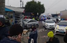 Моторошна ДТП в Києві: в результаті наїзду таксі на зупинку загинули двоє людей - поліція (відео)