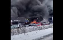 В США из-за ДТП сгорели почти 30 автомобилей: момент попал на видео