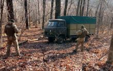 На Сумщине контрабандист бросил в лесу грузовик с красной икрой на миллион гривень (фото)