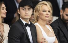 Голая звезда Playboy соблазнила сеть изгибами своего тела