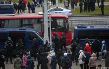 У Мінську нові акції протесту: пролунали вибухи, протестувальників грубо затримують (фото, відео)