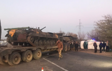 На Одещині зіткнулися мікроавтобус і тягач з військовою технікою: важко травмована жінка (фото)