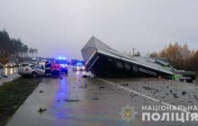 В Житомирской области Skoda влетела в фуру: трое погибших (фото)