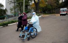 Врачи массово увольняются, больные лежат в холодных палатах: журналисты показали условия лечения коронавируса в Запорожье (фото)