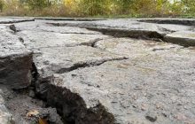 В соцсети показали разбитую международную трассу в Украине (фото)