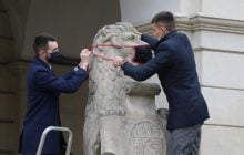 Карантинный день студента: во Львове львов нарядили в мантии и защитные маски (фото, видео)
