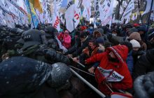 "Обійшлося без застосування спецзасобів" : у МВС прокоментували сутички під Радою (фоторепортаж)