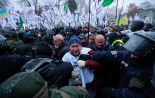 Мітингувальники-підприємці почали зносити паркан біля Ради