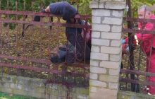 Пробив ногу і повис: у передмісті Одеси рятувальники зняли з огорожі чоловіка, який стікав кров'ю (фото)