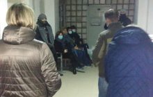 У Запоріжжі люди стоять у тисняві цілий день, щоб здати ПЛР-тест і потрапити до лікаря (фото)