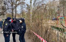 Грыз гранату и бил ею о качели: харьковчанин потерял руку после конфликта с экс-женой (видео 18+)