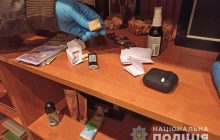 У Житомирі чоловік через соцмережі залучав дівчат-підлітків до порнозйомок