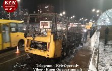 У Києві поблизу станції метро "Академмістечко" згоріла маршрутка (фото, відео)