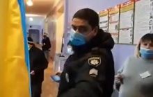 В Днепре избиратель пытался сфотографировать бюллетень, наблюдатели позвали полицию (видео)