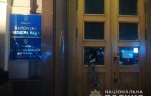 У Харкові молодик розніс двері будівлі облради з криками "Аллах Акбар" (відео)