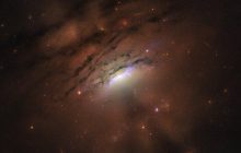 Hubble сфотографировал странную галактику: ученые бьются над ее тайной (фото)