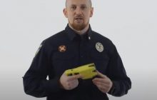 Керівник патрульної поліції випробував на собі електрошокер (відео)