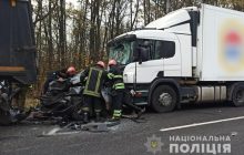 В Черкасской области машину зажало между двумя грузовиками - погибли женщина и ребенок (фото)