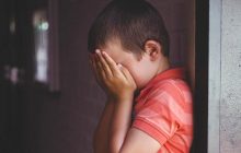 Повсюду тараканы и плесень: в России мальчик пять дней прожил в квартире без еды и света
