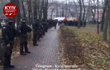У Києві силовики оточили територію посольства США (фото, відео)