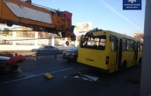 В Одессе автокран врезался в маршрутку, пострадали пассажиры (фото, видео)