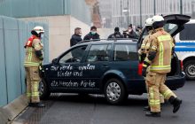 В ворота офиса Меркель врезался автомобиль с провокационными надписями (фото, видео)