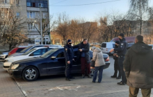 У Луцьку чоловік побився з поліцією через відсутність маски в супермаркеті: один коп - у лікарні (фото)